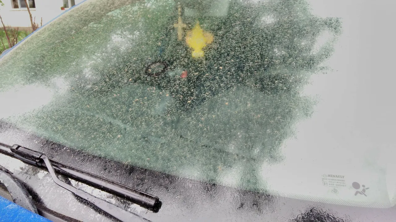 Imagini incredibile în Oradea: mii de mașini, acoperite cu o particulă fină de praf saharian. Mesaj pentru populație din partea autorităților