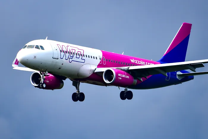 Spania: Un român beat a rupt ușa unui avion WizzAir care urma să decoleze spre București. 224 de pasageri au așteptat ore bune pentru a ajunge în țară
