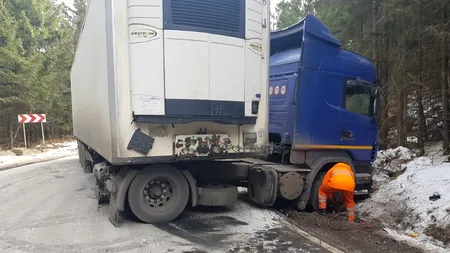 Un TIR cu hârtie igienică a derapat și blochează circulația spre Valea Prahovei