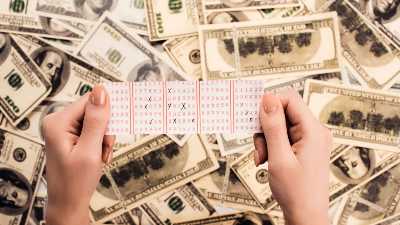 O familie a câștigat la loterie 1000 de lire săptămânal, pe viață, dar banii au făcut traiul un adevărat iad. Ce a ajuns să facă după aceea