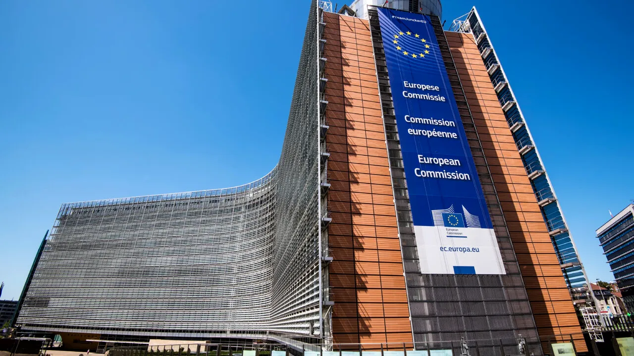 Alertă la sediul Comisiei Europene de la Bruxelles după descoperirea unui plic suspect. Biroul Ursulei von der Leyen a fost evacuat