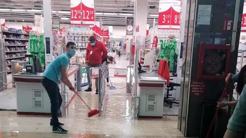 FOTO. Magazinul Auchan Berceni, inundat după o ploaie torențială