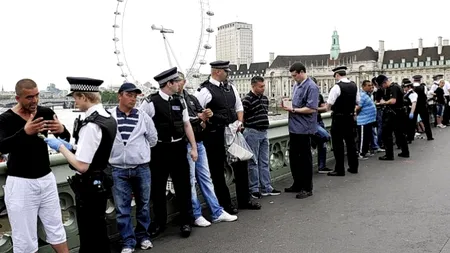 Români arestați la Londra pentru că înșelau turiștii la jocurile de noroc. Metoda folosită de polițiști pentru a-i prinde - GALERIE FOTO