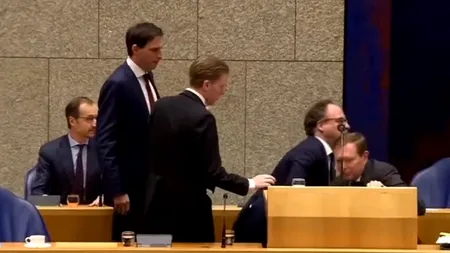 IMAGINI CUTREMURĂTOARE. Ministrul olandez al Sănătății SE PRĂBUȘEȘTE în timpul unui discurs/ A invocat epuizarea