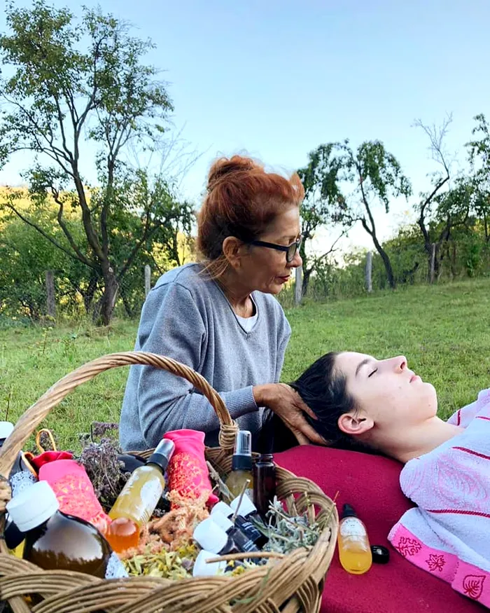 Pasiune transformată în afacere de succes. Elena a reușit să impresioneze vedetele de la Hollywood cu leacuri de la bunica ei