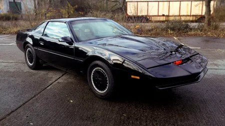 S-a vândut KITT, mașina vorbitoare din seria „Knight Rider”. Bolidul lui David Hasselhoff, cumpărat la licitație cu 300.000 de dolari