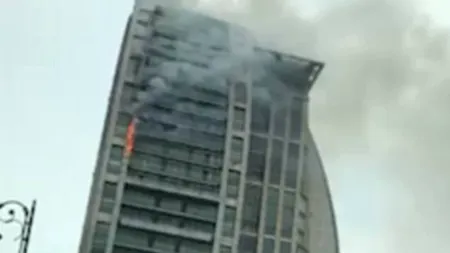 Incendiu la Trump Tower din Baku. Zgârie-nori-ul, început în urmă cu un deceniu, nu a fost terminat niciodată
