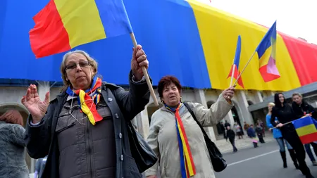 Porți deschise la Guvern. Cum s-au încolonat copii cu ghirlande tricolore și pensionari 