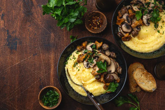 Polenta cu ciuperci fripte. Sursa Foto: Shutterstock 