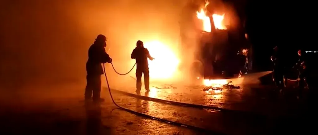GÂNDUL LIVE. Incendiu puternic lângă Craiova. Două capete de tractor și remorcile acestora au ars în proporție de 90%