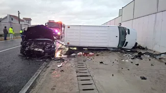 Accident grav pe DN 22, în Constanța. Un microbuz și un autoturism s-au ciocnit violent. Mai multe persoane au fost rănite