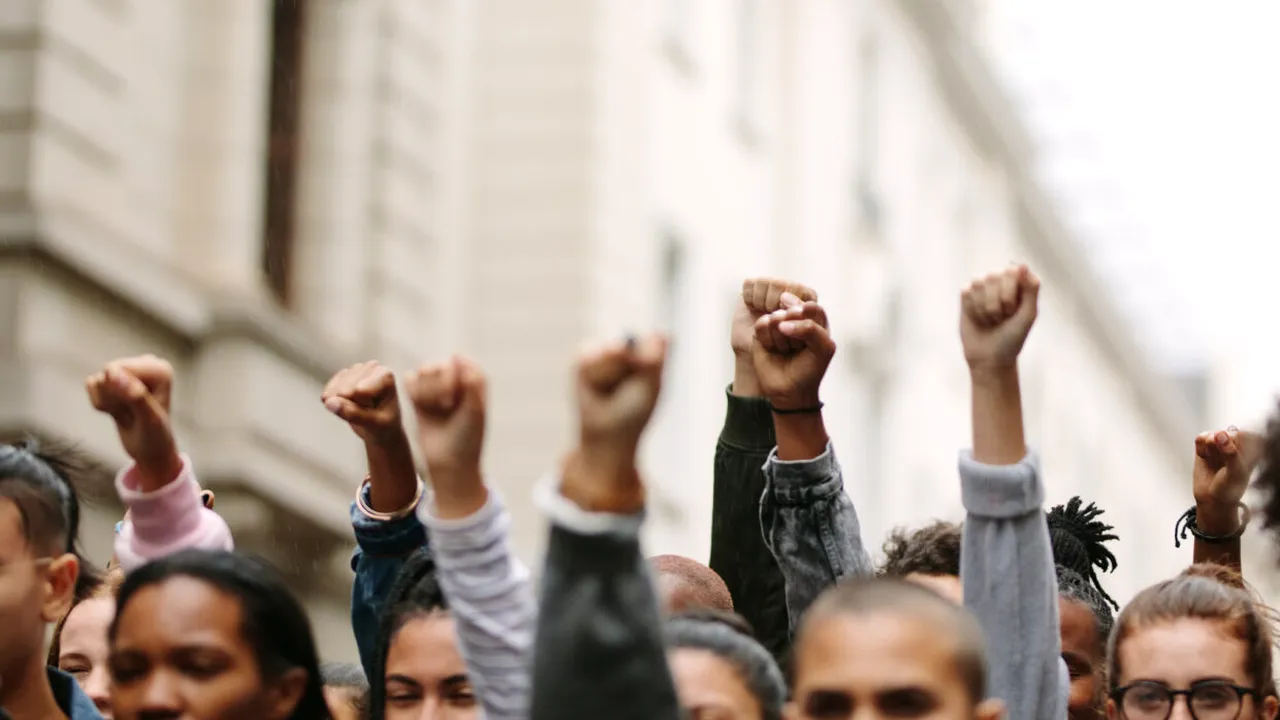 ONG-urile cer măsuri urgente împotriva extremismului și radicalizării: APEL adresat Coaliției de Guvernare