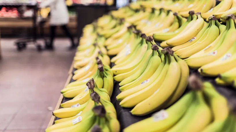 Descoperire total neașteptată făcută în cutiile de banane din trei magazine ale unui lanț de supermarket-uri. Poliția a deschis o anchetă - FOTO