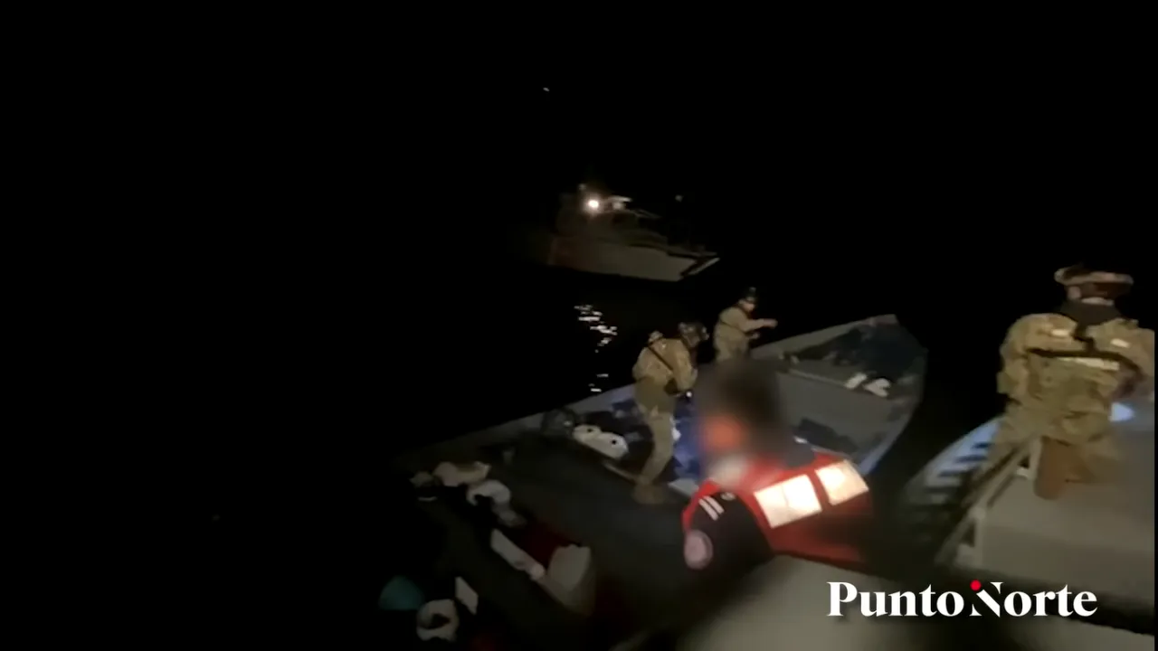 O barcă încărcată cu 3 tone de cocaină, abandonată de traficanți. Au fost urmăriți cu elicopterul (VIDEO)