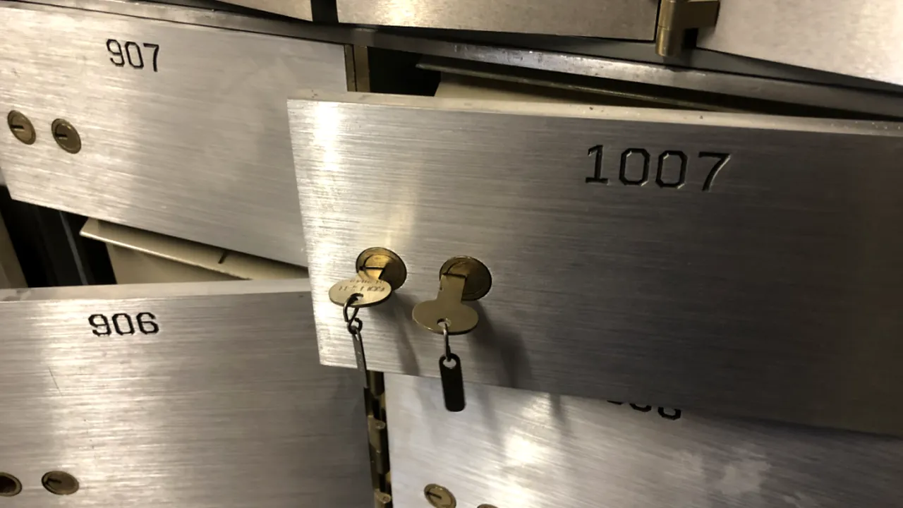 Jaf ca-n filme la Arad. 300.000 de euro, „speriați” dintr-un seif în numai câteva minute! De necrezut cine locuia în casă!