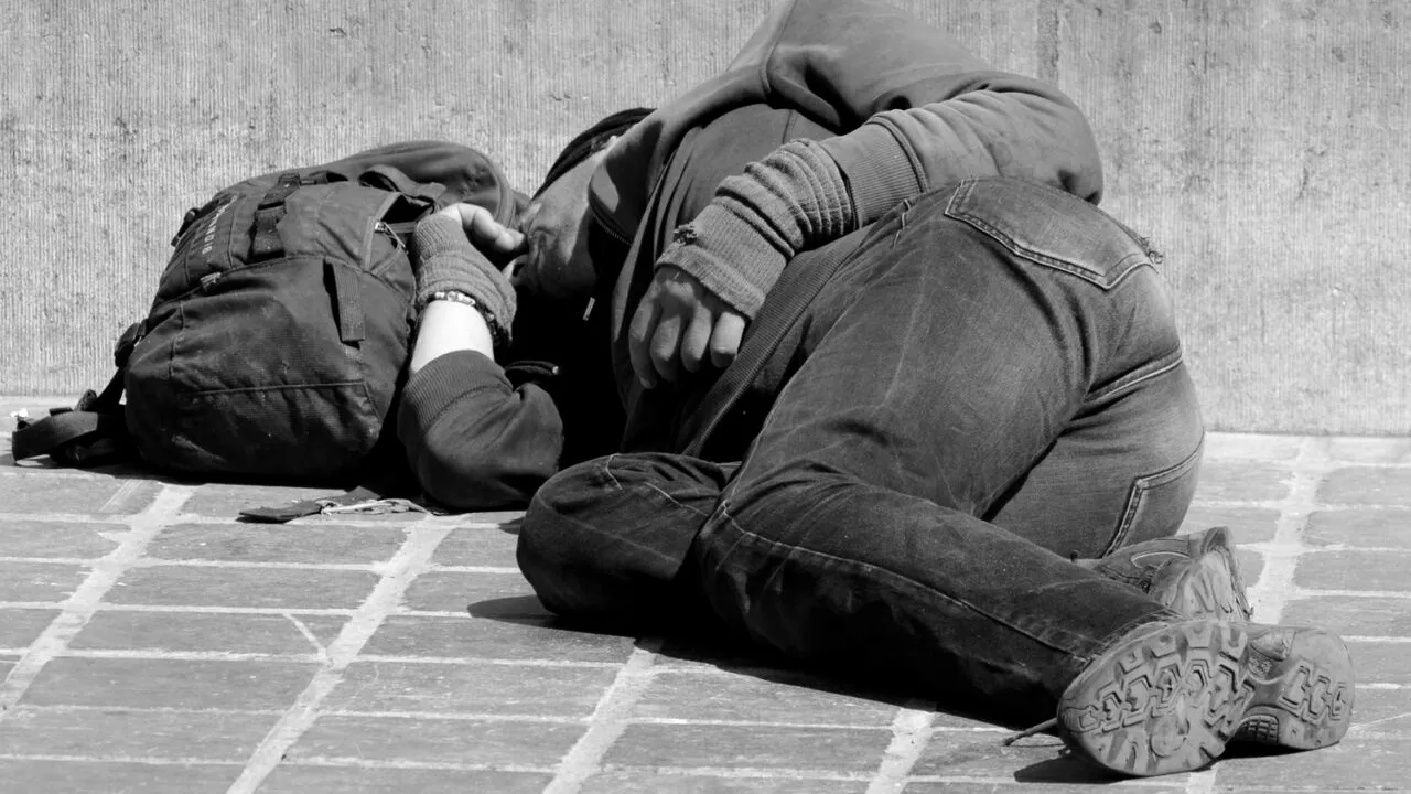 Român, mort de frig, pe o bancă, lângă o stație de metrou din Roma/Bărbatul de 52 de ani ajunsese om al străzii