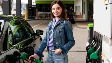 Producătorii auto din UE vor continua să fabrice mașini pe benzină și după anul 2035. Tranziția la mașinile electrice se amână pe termen nedeterminat