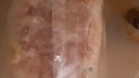 Bătaie de joc. Cornuri mucegăite și mere crude, livrate la trei școli din Pașcani 