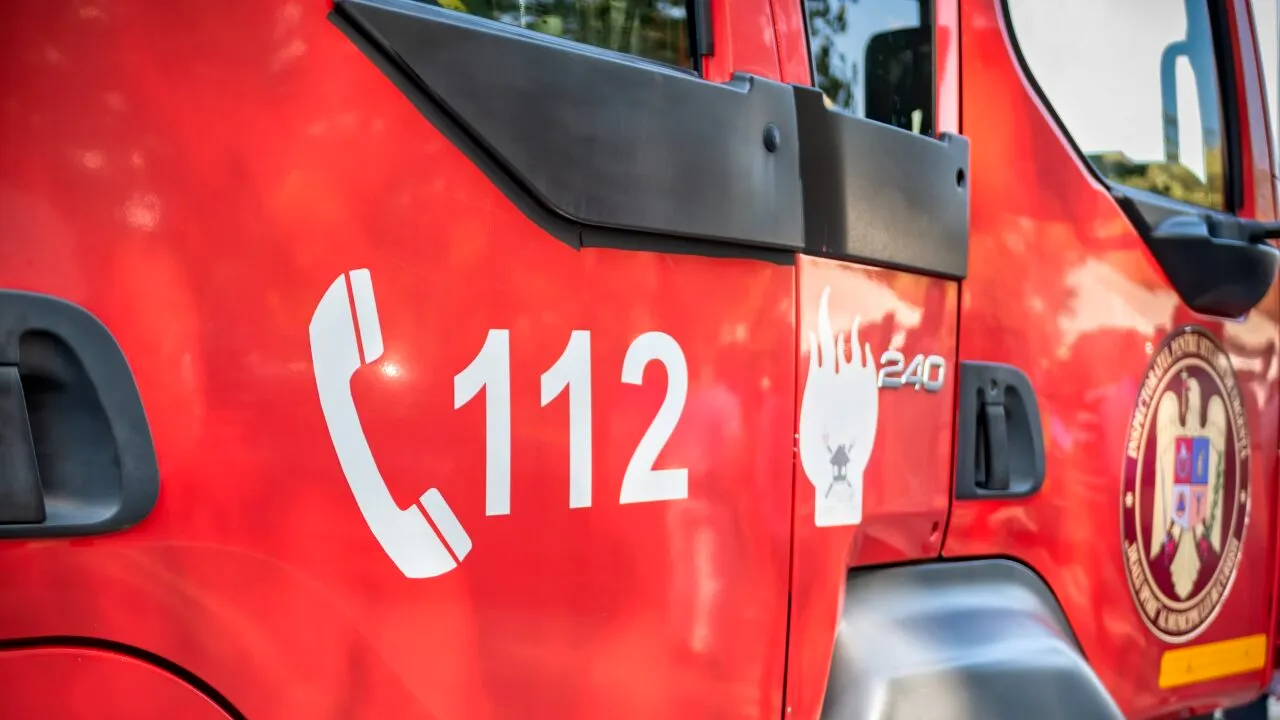 Accident de coșmar în Dâmbovița. Un TIR s-a oprit în zidul unei locuințe. Șoferul a fost rănit