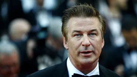 Alec Baldwin scapă de acuzațiile pentru accidentul cumplit de pe platoul filmului Rust. Actorul a început să PLÂNGĂ