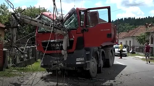 Scene de groază. Un șofer de basculantă de 37 de ani a făcut AVC la volan și a scăpat camionul de sub control, în Argeș | VIDEO