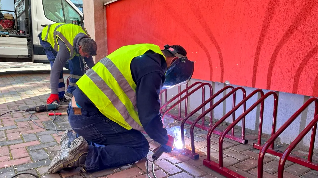 Programul Eco-Ride : Școlile și liceele din Sectorul 3 vor avea rasteluri pentru biciclete și trotinete