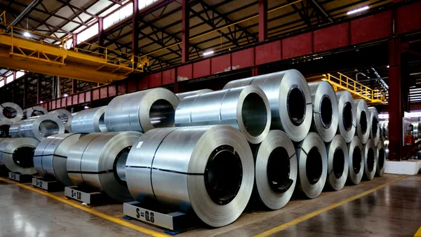 Canada: Companiile din domeniul oțelului și aluminiului anunță CONCEDIERI ca urmare a taxelor vamale impuse de Trump