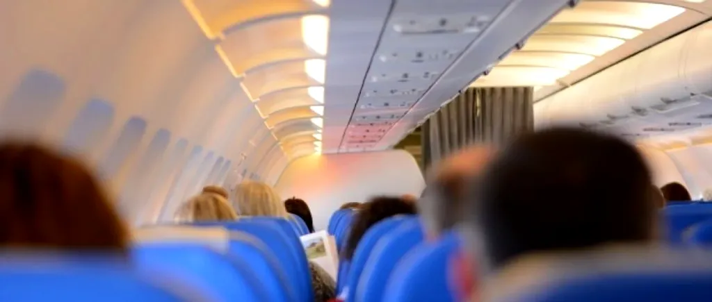 Scenă ireală în timpul unui zbor de la New York la Delhi! Un bărbat care consumase alcool a urinat pe o pasageră