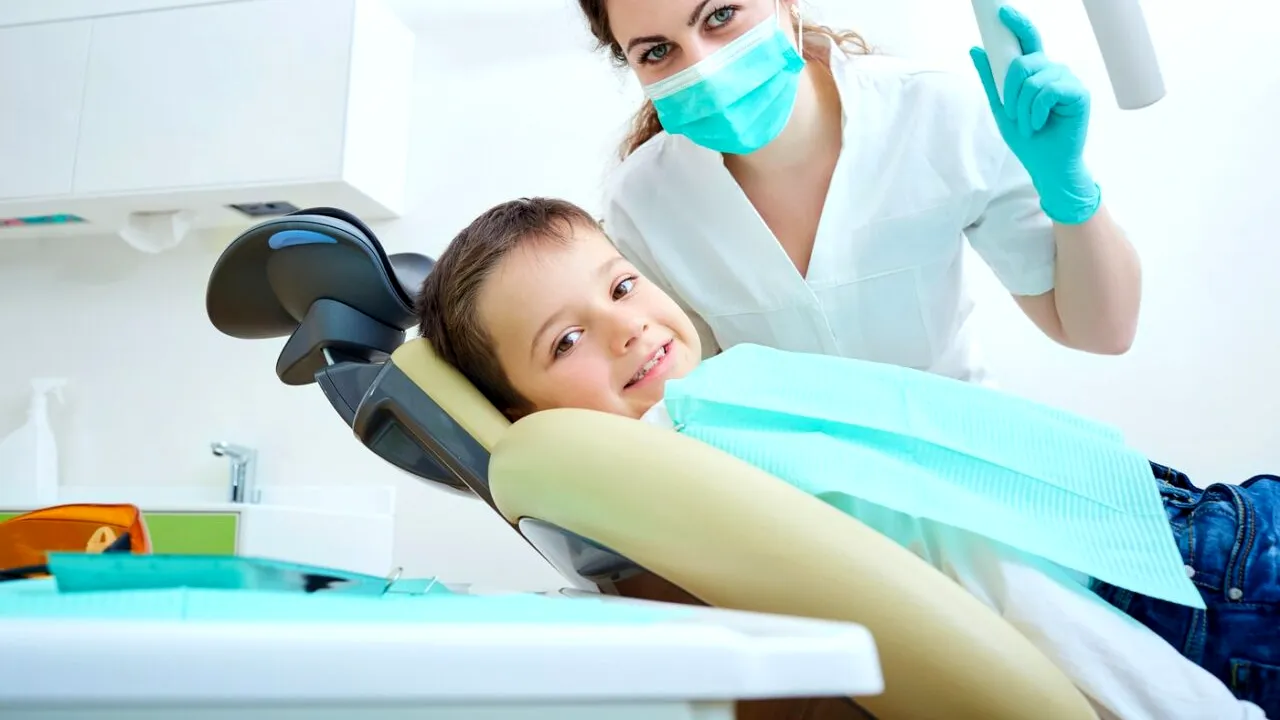 1/2 copii din România are carii dentare. PREȚURILE mari îi țin pe părinți la distanță