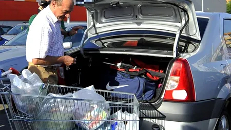 Traian Băsescu a împărțit piersici și apă jurnaliștilor de la sediul său de campanie