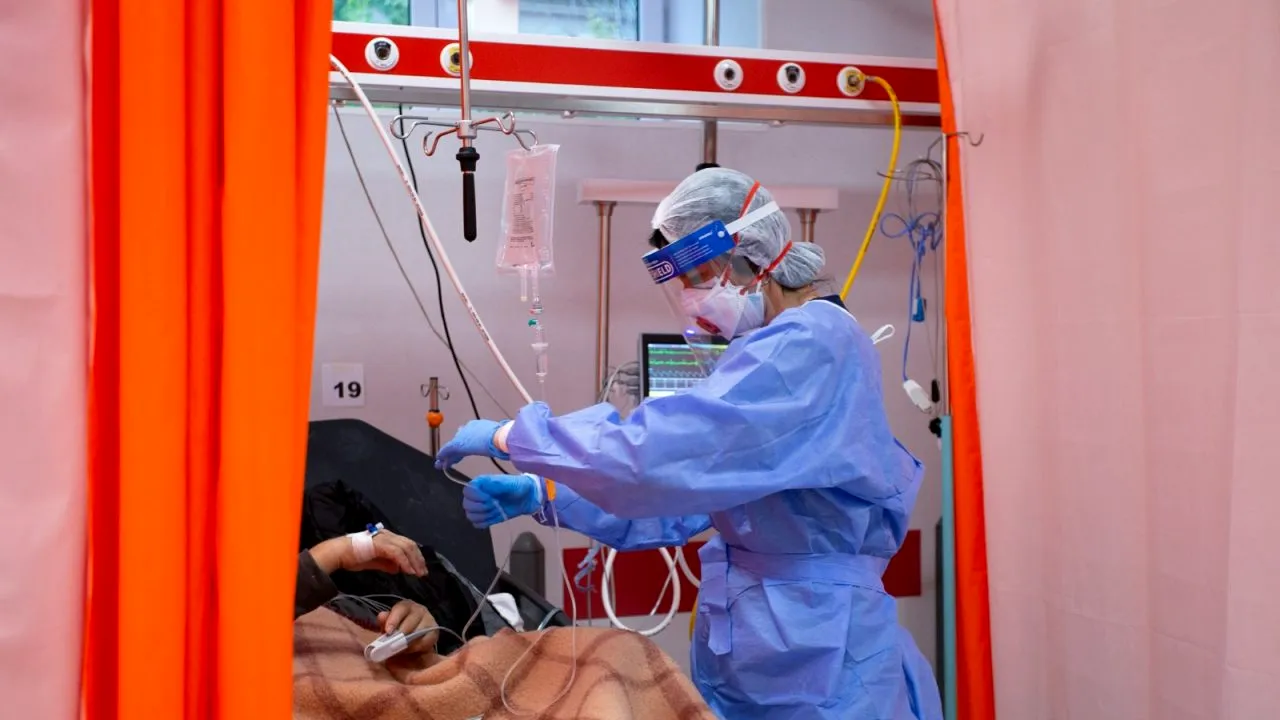 EXCLUSIV | Coșmarul bolnavilor non-COVID din România. O pacientă cu cancer, lăsată de ambulanță în fața blocului: „Vomitam pastilele. Mi-au spus că nu se poate pune o perfuzie”