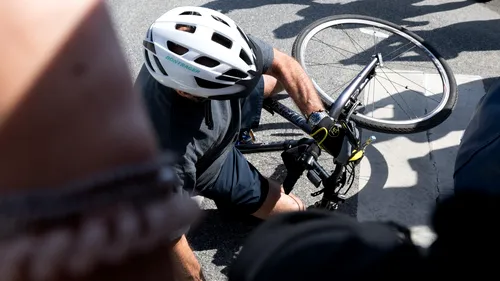 VIDEO | Joe Biden a căzut de pe bicicletă, în timp ce încerca să coboare din șa pentru a discuta cu trecători şi jurnalişti
