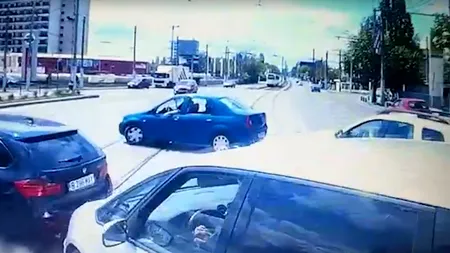 VIDEO ȘOCANT | Un tramvai din Capitală care nu a oprit în stație a intrat în mașinile din intersecție
