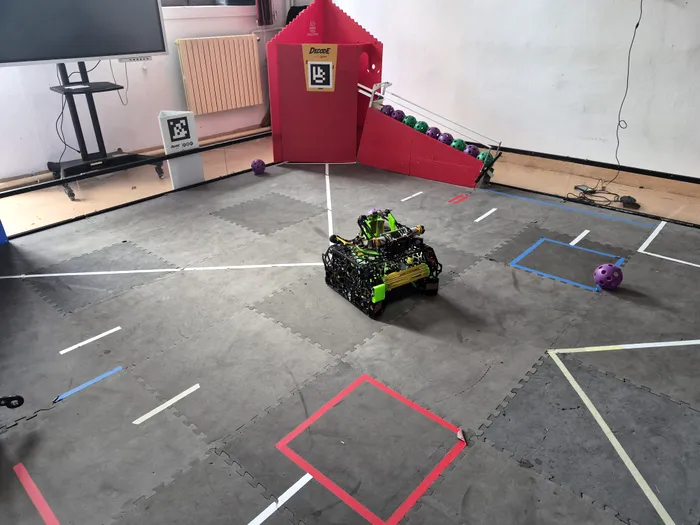 Robot pentru arheologie construit de elevi din Craiova, calificat la o competiție din Chicago