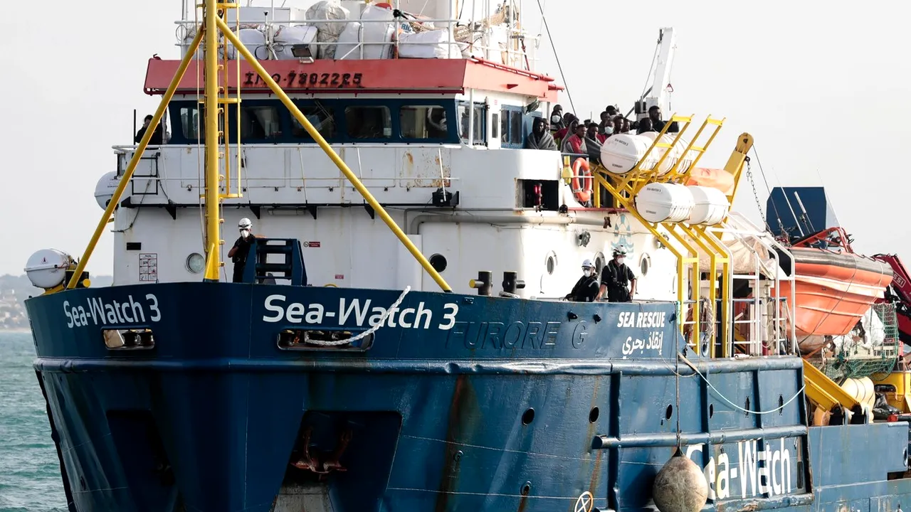 Aproape 100 de migranți, salvați din apele Mediteranei de ONG-ul Sea-Watch