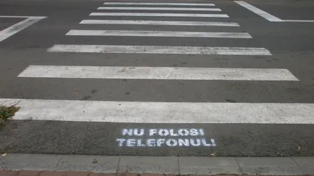 SCOATE CĂȘTILE! Nu folosi telefonul! Elevii din Suceava, întâmpinați la trecerile de pietoni cu MESAJE PE ASFALT