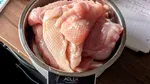 O româncă a cumpărat o caserolă de 1 kg de piept de pui din supermarket. Ajunsă acasă, a scos carnea și a cântărit-o. Câte grame avea „kilogramul”, de fapt