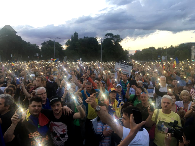 Lanterne telefoane proteste piata victoriei