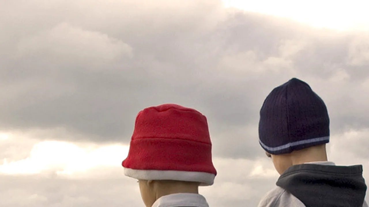 Le bătea și ținea mâncarea ÎNCUIATĂ. Trei fete din Dâmbovița, abuzate de un tată ALCOOLIC