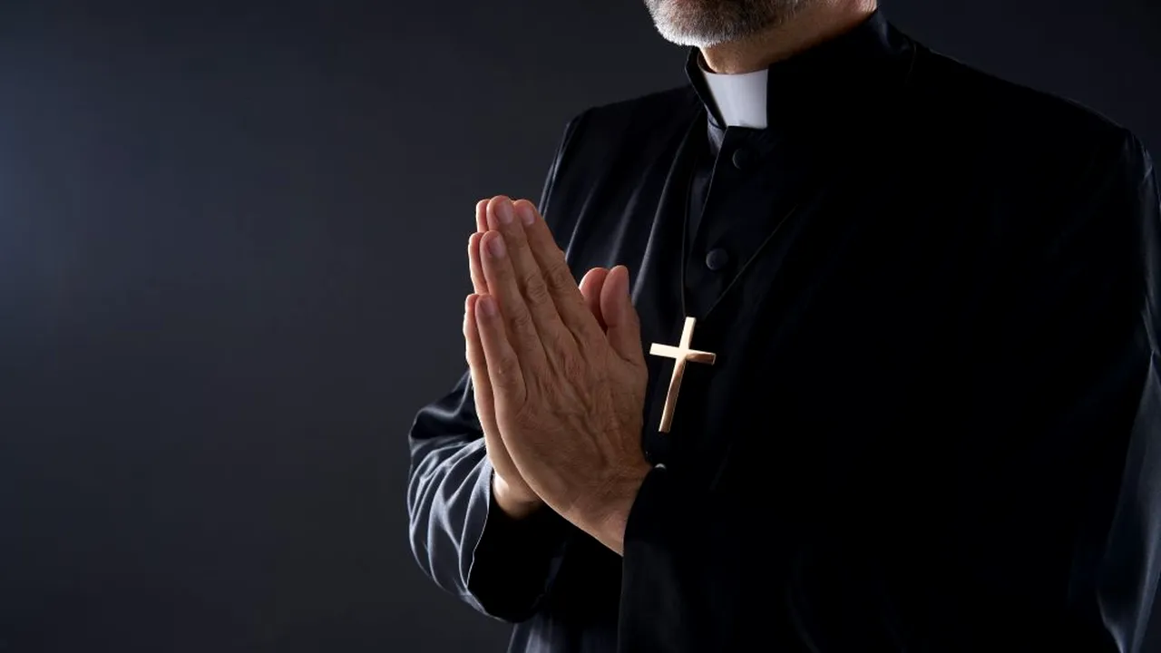 Fals preot, pus sub control judiciar pentru înșelăciune. Câți bani a strâns un tânăr de 19 ani din așa-zise „ajutoare pentru înmormântare”