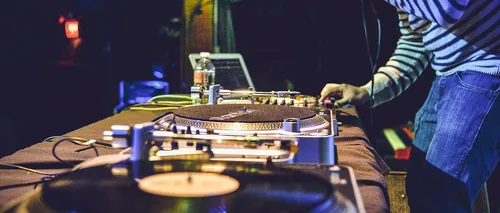 INEDIT: 30 de tineri vor fi pregătiți la prima școală gratuită de DJ din România