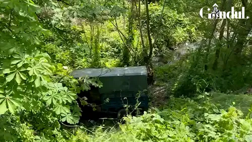 VIDEO | Un bărbat a ajuns la spital, după ce a căzut cu mopedul într-un pârâu. Mijlocul de transport a fost scos de localnici din apă cu ajutorul unui tractor