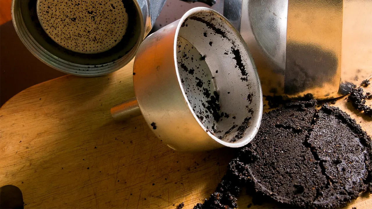 Aruncați ZAȚUL de cafea? Mare greșeală. La ce este bun, de fapt