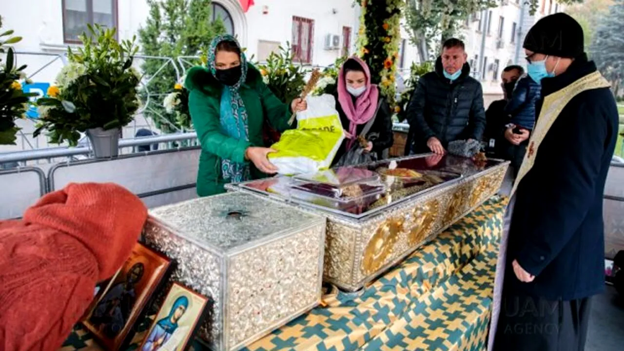 Femeie săracă, Viorica din Iași a lăsat o monedă în racla Sfintei Parascheva. De necrezut ce s-a întâmplat după doar 10 secunde