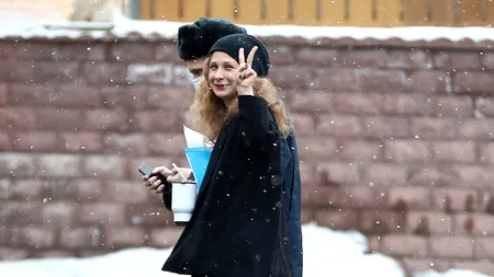 Lidera Pussy Riot a reușit să fugă din Rusia, cu toate că se afla sub supravegherea Poliției