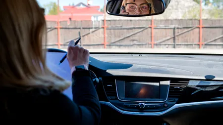 Accident incredibil la un examen auto, în Ploiești: O femeie care încerca a treia oară să ia permisul a dat peste instructor