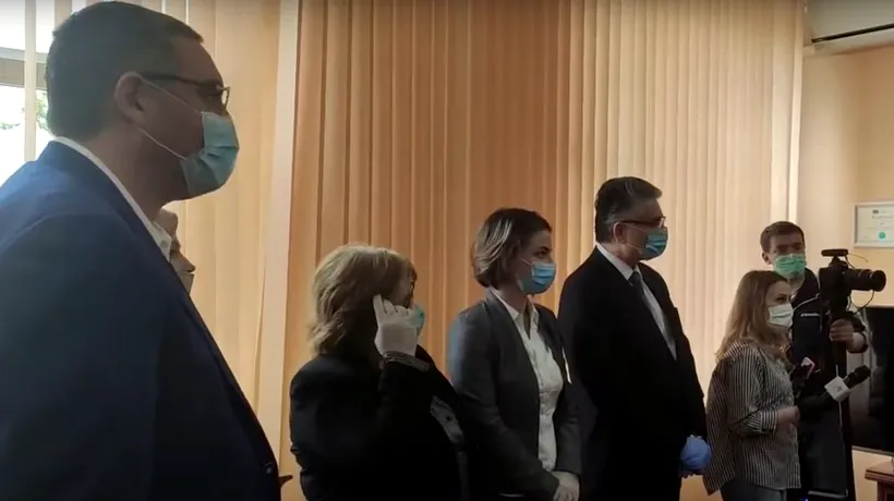 VIDEO. Medicii români ajunși în Republica Moldova primesc ”premii” de 1000 de dolari de la controversatul olihgarh Renato Usatîi. Ambasada: Banii au fost returnaţi a doua zi