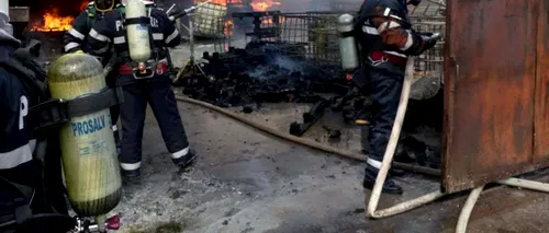 Incendiu violent la un depozit de deșeuri din Prahova. Flăcările au cuprins mai mulți paleți