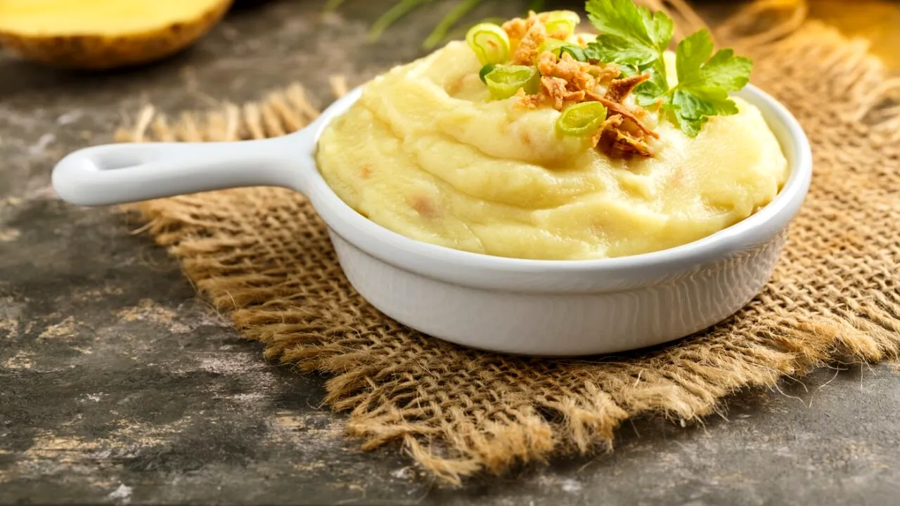 Trucuri pentru a găti CEL MAI CREMOS piure de cartofi! Ingredientul care îl va face mai bun decât la restaurant