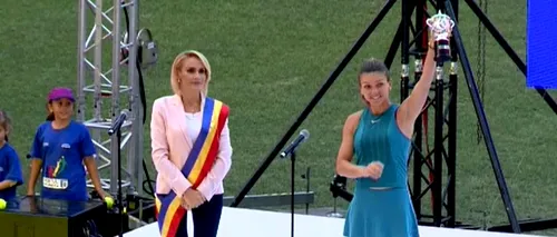 Simona Halep, cu trofeul de la Roland Garros pe Arena Națională